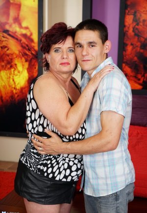 Толстая пума и ее игрушечный мальчик целуются перед тем, как приступить к миссионерскому траху Фото 1