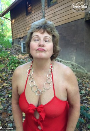 Пожилая грудастая любительница Блисс демонстрирует свои большие натуральные сиськи обнаженной в лесу Фото 1