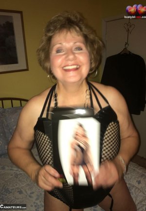 Зрелая леди грудастая Блисс вылизывает свою киску после того, как облизала член Фото 1