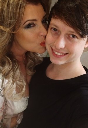 Белокурая пума Джанетт занимается сексом на кровати со своим гораздо более молодым любовником Фото 2