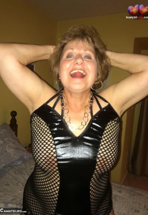 Зрелая леди грудастая Блисс вылизывает свою киску после того, как облизала член Фото 4