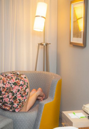 Горячая толстушка путана Лили встает на колени, чтобы блеснуть сексуальной волосатой пиздой картинка 4