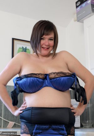 Любительница с избыточным весом Рокси мастурбирует в рыболовных сетках во время стирки Фото 9