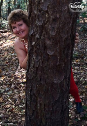 Пожилая грудастая любительница Блисс демонстрирует свои большие натуральные сиськи обнаженной в лесу Фото 3