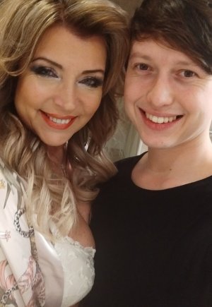 Белокурая пума Джанетт занимается сексом на кровати со своим гораздо более молодым любовником Фото 1