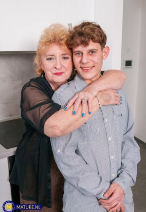 Старая леди Норетта вступает в половую связь с мальчиком гораздо моложе ее Фото 1