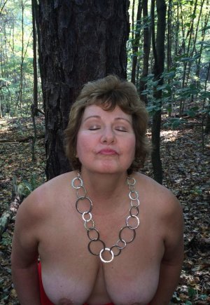 Пожилая грудастая любительница Блисс демонстрирует свои большие натуральные сиськи обнаженной в лесу Фото 4