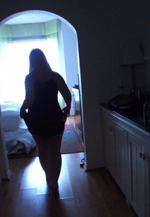 Блондинки с большой грудью Ди Сирен и Карен Фишер складывают задницы в стопку перед тем, как трахнуть их пальцами Фото 9