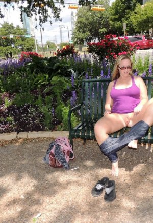 Толстая любительница обнажает свою пизду и задницу на публике, прежде чем трахнуться кулаком в машине Фото 3