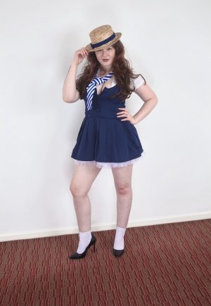 Жирная проститутка с огромными сиськами и волосатой киской позирует картинка 1