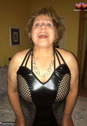 Зрелая леди грудастая Блисс вылизывает свою киску после того, как облизала член Фото 3