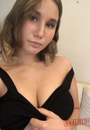 Симпатичная молоденькая Амалия Дэвис ласкает свои большие сиськи, раздеваясь догола Фото 1